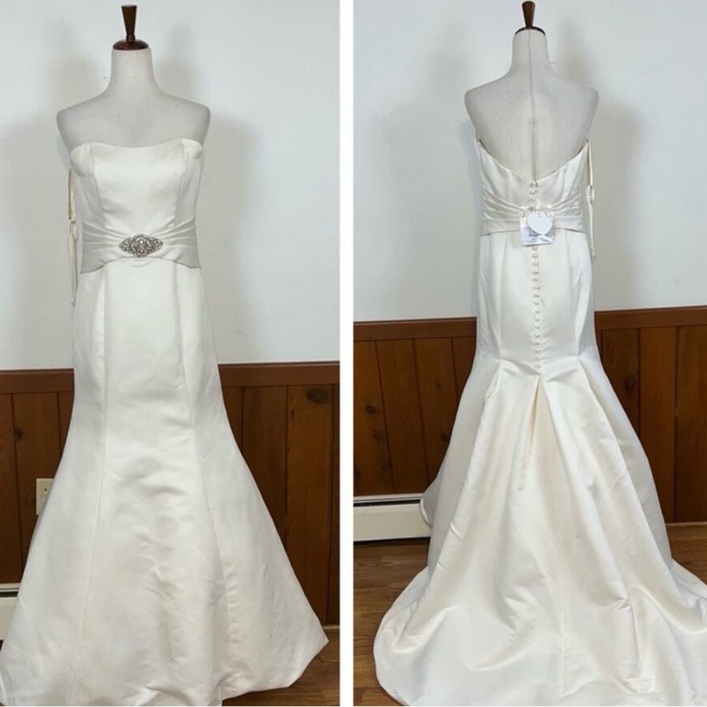 Gorgeous New Forever Yours Satin Mermaid Style Wedding Gown!